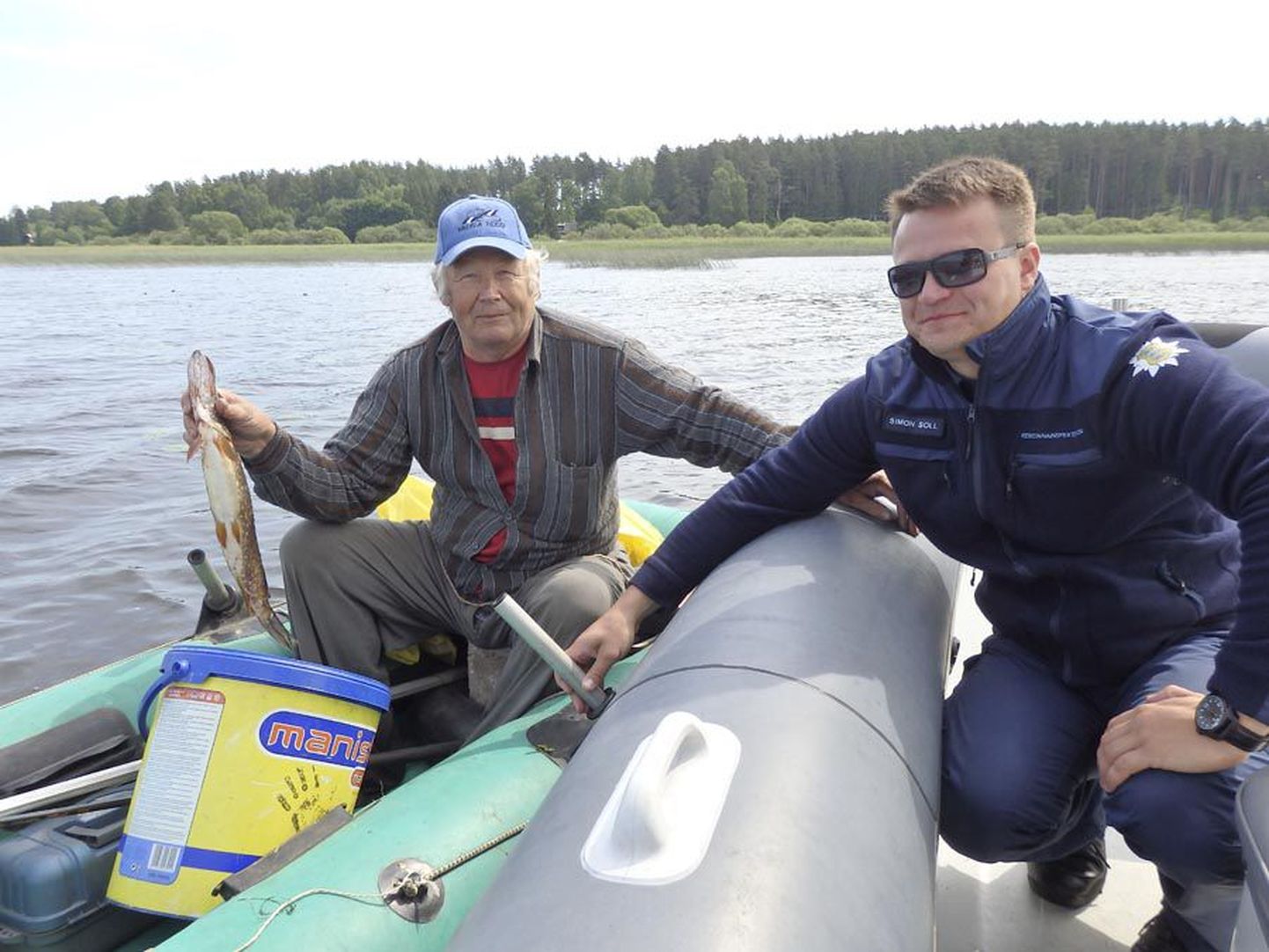 Helo Talva × 4
Kalamees Koit (vasakul) kinnitab, et järv pole teda kunagi kalata jätnud. Inspektor Simon Soll (paremal) kontrollis tema dokumente ja veendus, et kalal on käidud igati seaduslikult.