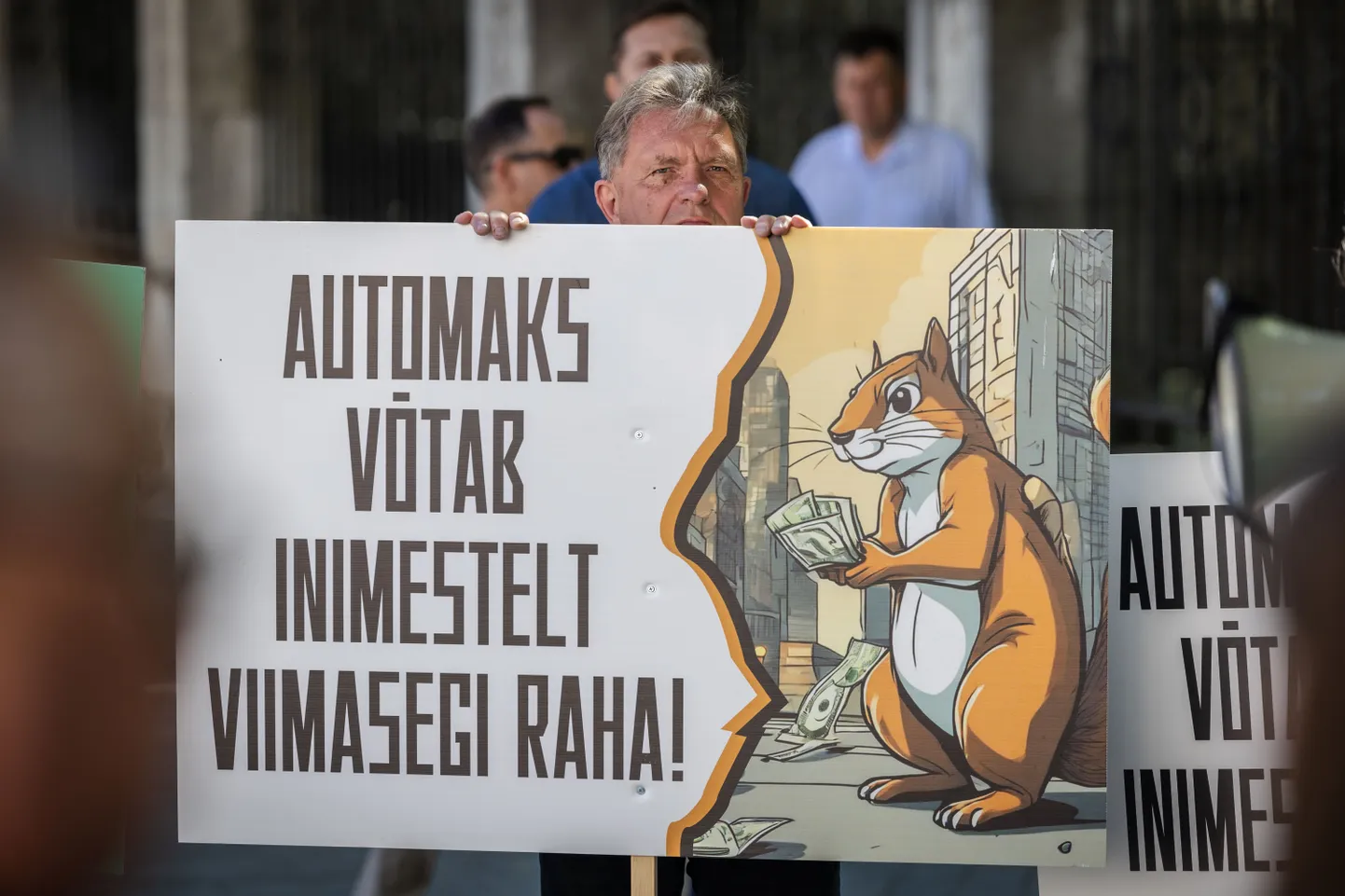 Reformierakonna ja Eesti 200 koalitsioonileping lubab leevendada ühiskonnas palju pahameelt tekitanud mootorsõidukimaksu koormust 100 euro võrra iga alaealise lapse kohta.