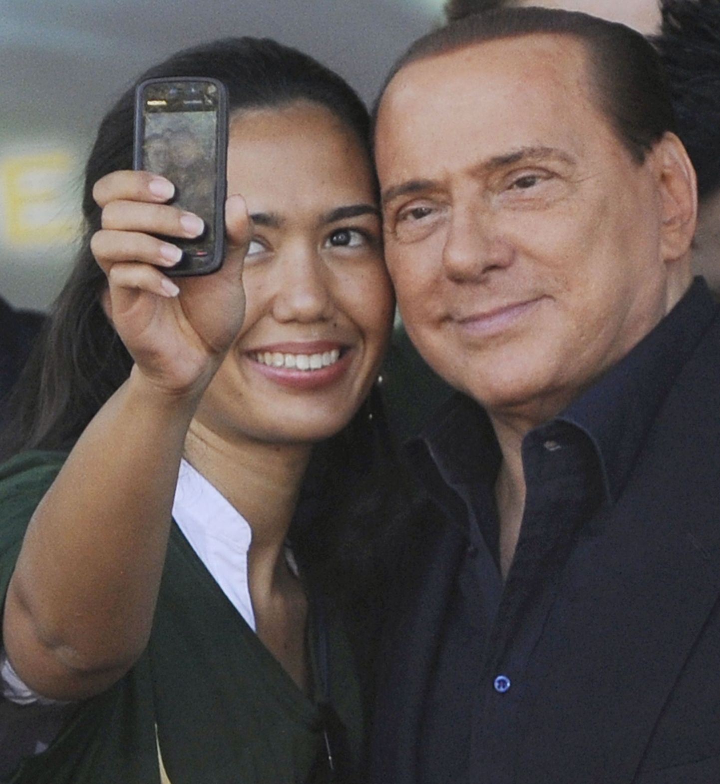 Itaalia peaminister Silvio Berlusconi koos toetajaga.