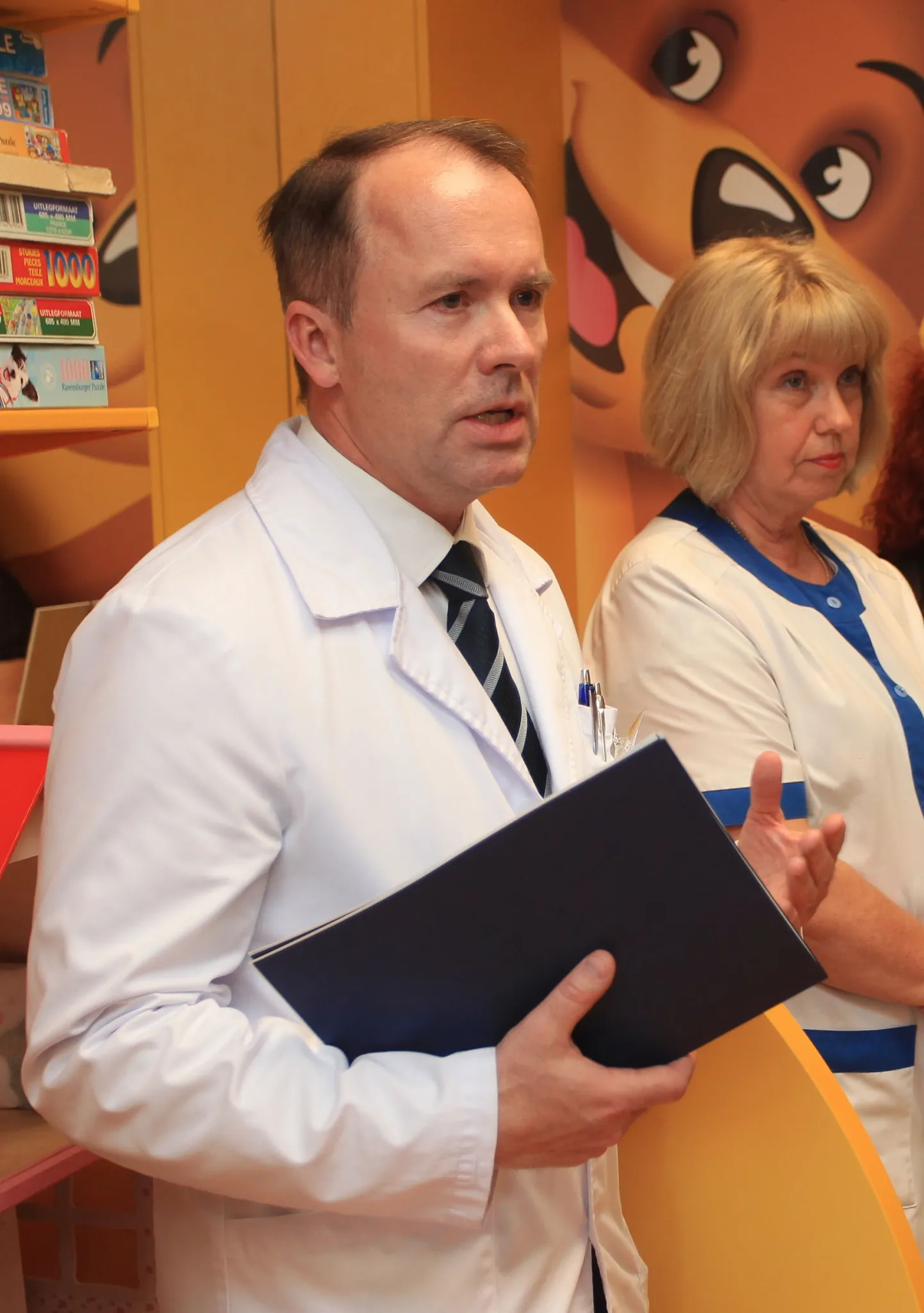 TÜ Kliinikumi hematoloogia-onkoloogiakliiniku juht Peeter Padrik, kõrval hematoloog Sirje Mikkel.