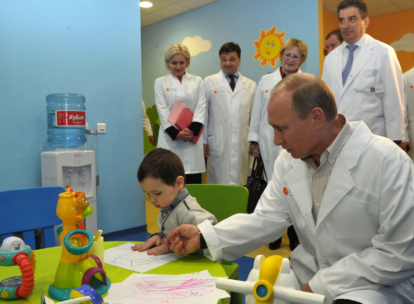Vladimir Putin lastehaiglat külastamas.