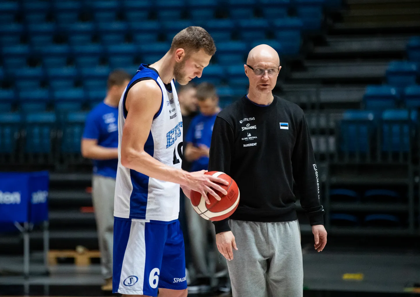 Korvpallikoondise peatreener Jukka Toijala (paremal) ja kapten Siim-Sander Vene.