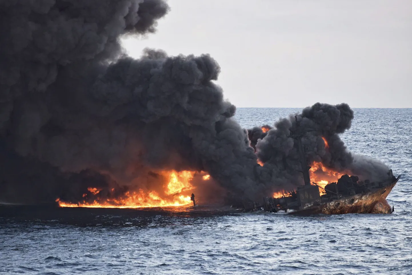 Põlev tanker Sanchi eile enne põhjavajumist.