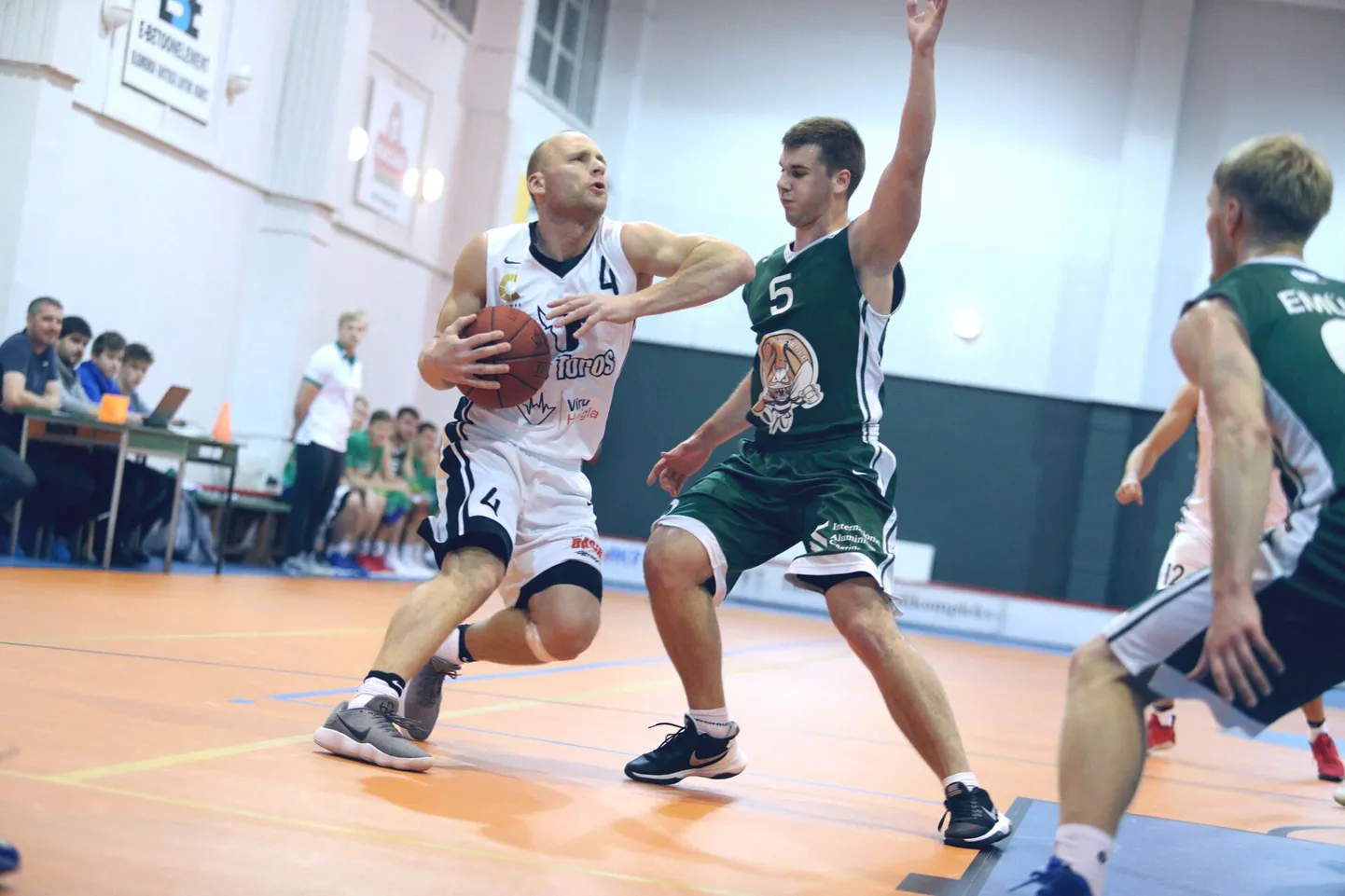 Allan Ehte (palliga) toetas Tamsalu Los Toros/Karud meeskonda 19 punktiga.