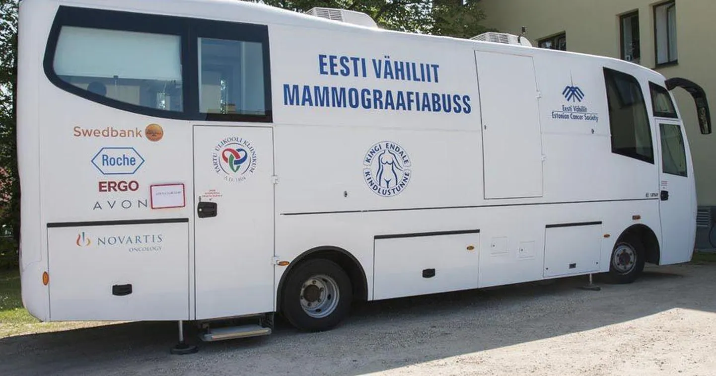 Mammograafiabussid ootavad naisi uuringule.