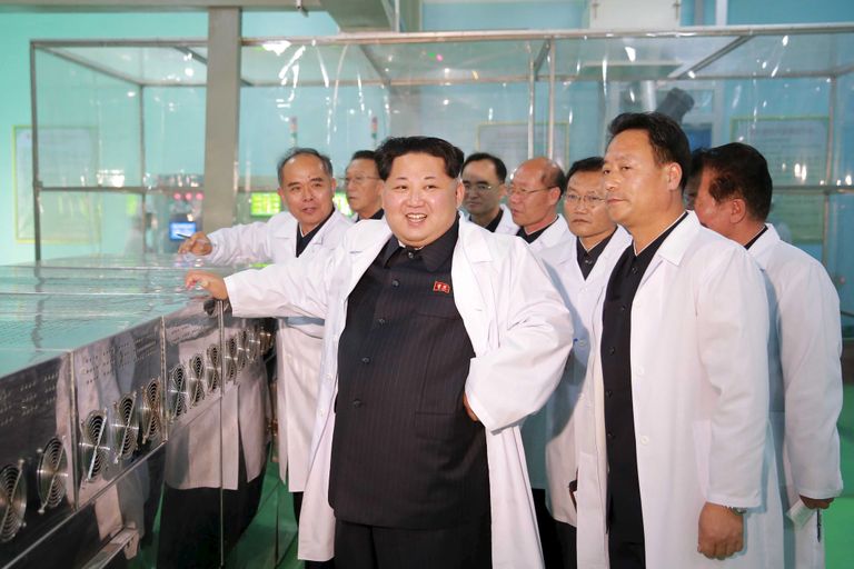 Põhja-Korea liider Kim Jong-un ja ta jüngrid tehast uudistamas