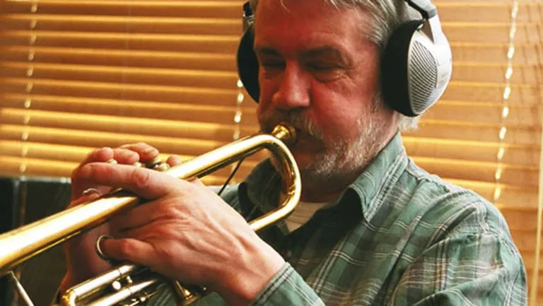 Gunārs Rozenbergs 2004. gadā studijā ieraksta trompetes solo Jāņa Žildes instrumentālās mūzikas albumam "Stāvi"