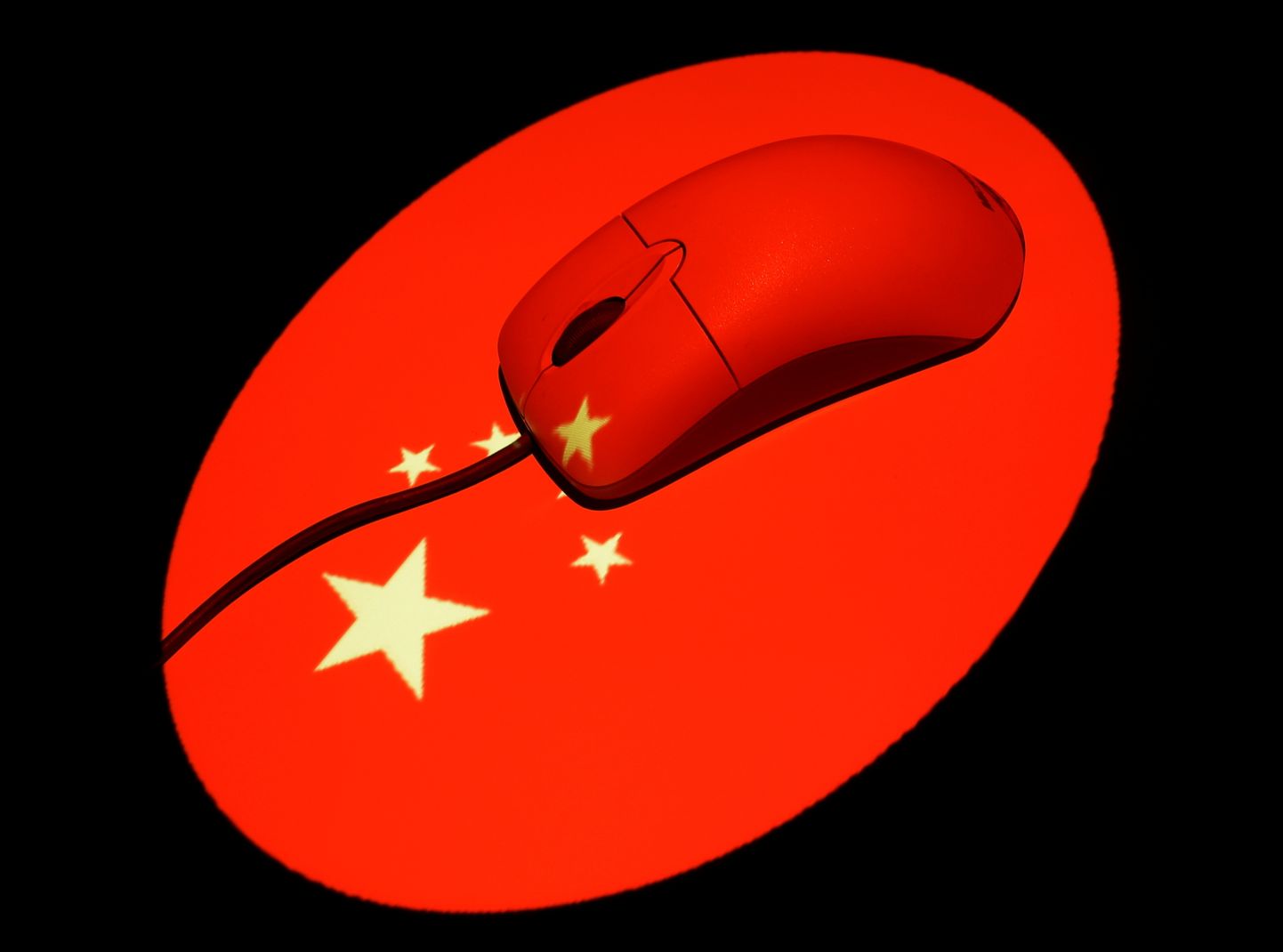 Arvutihiir Hiina lipu taustal. Foto on illustreeriv.