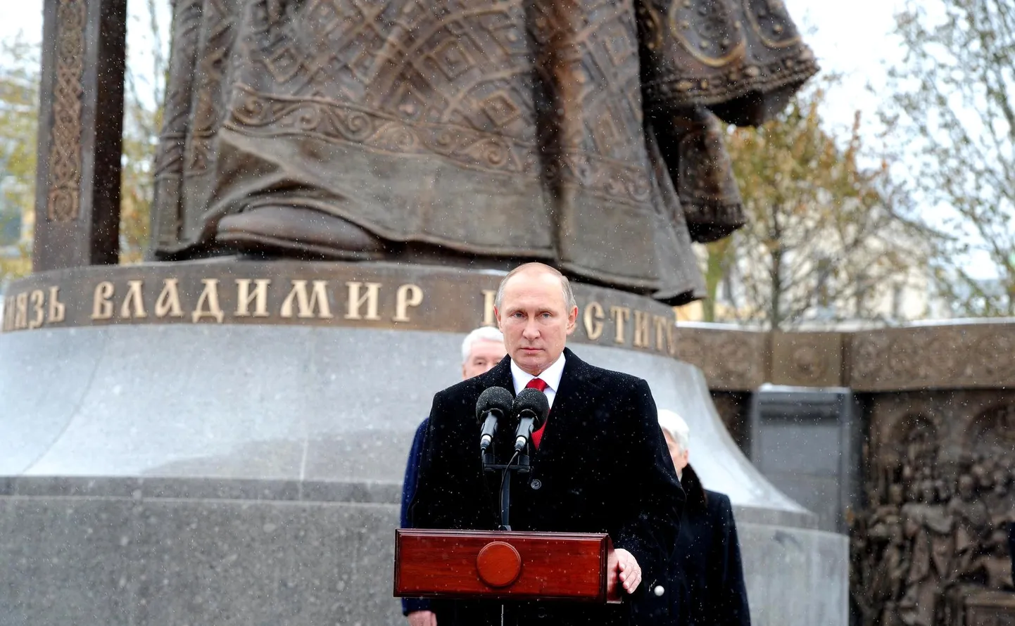 Владимир Путин на Боровицкой площади Москвы открывает памятник князю Владимиру. 4 ноября 2016 года.