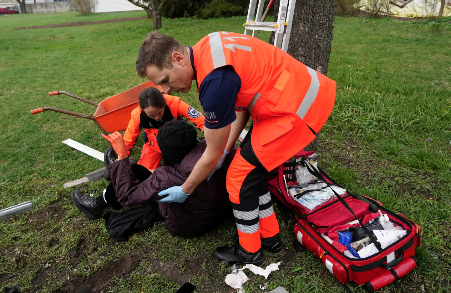 Neatliekamās medicīniskās palīdzības dienesta (NMPD) brigādes darba demonstrācija realitātei pietuvinātos apstākļos pirms pirmo 70 Neatliekamās medicīniskās palīdzības dienesta autovadītāju izlaiduma, kuri apguvuši jauno neformālās izglītības programmu, iegūstot profesiju "operatīvā medicīniskā transportlīdzekļa vadītājs - ārstniecības atbalsta persona".