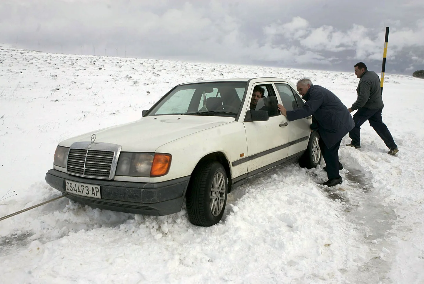 Lumesaju tõttu Hispaania linna Vilafranca lähistel teelt välja sõitnud auto.
