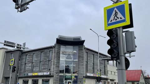Jalakäija sai fooriga ristmikul autolt löögi