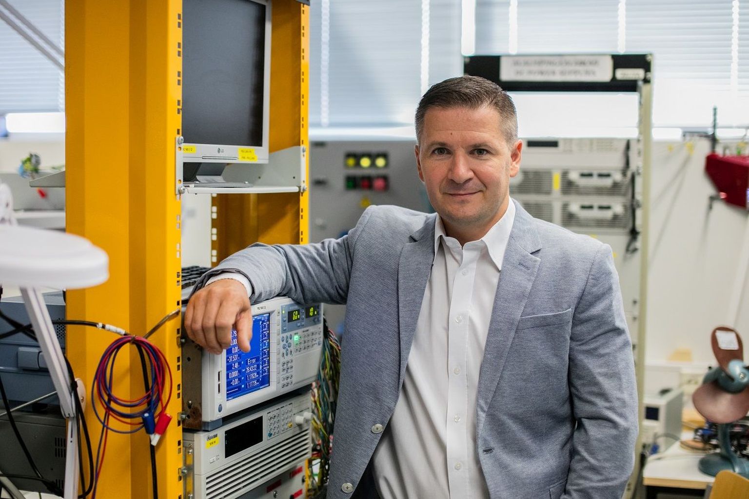 Tallinna Tehnikaülikooli aasta teadlaseks valitud Dmitri Vinnikov uurib jõuelektroonika lahendusi, mis aitavad energiavarustust töökindlamaks ja säästlikumaks muuta.