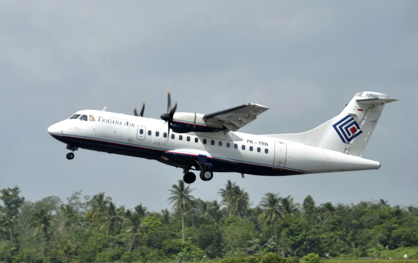 В Индонезии спасатели обнаружили бортовой самописец разбившегося самолета авиакомпании Trigana Air Service.