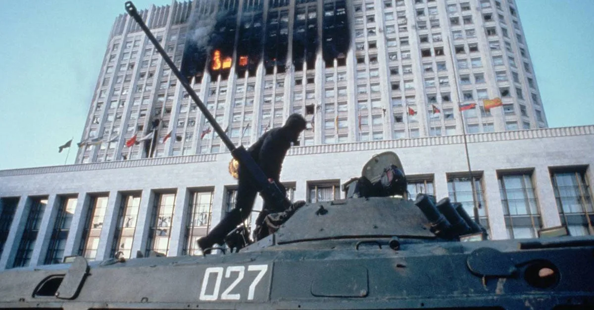 Конституционный кризис в России в октябре 1993 года. Бронетехника у Дома правительства (Белого дома) в Москве.
