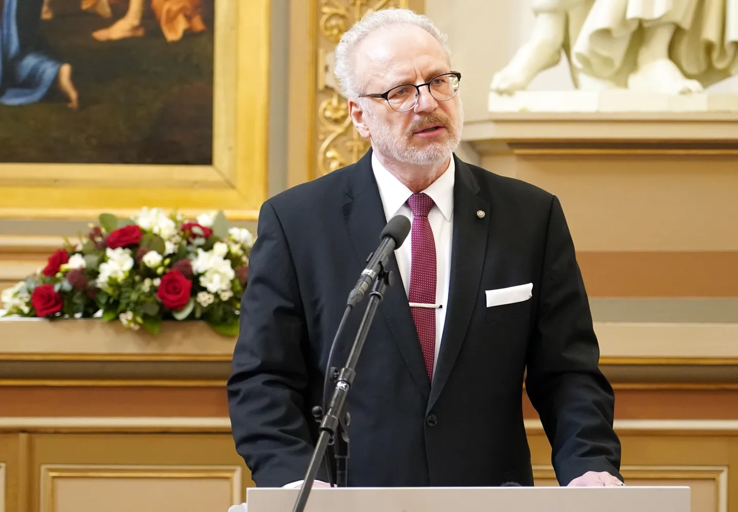Valsts prezidents Egils Levits piedalās deportēto vārdu lasījumos piemiņas pasākumā "Aizvestie.Neaizmirstie" Rīgas Doma baznīcā.