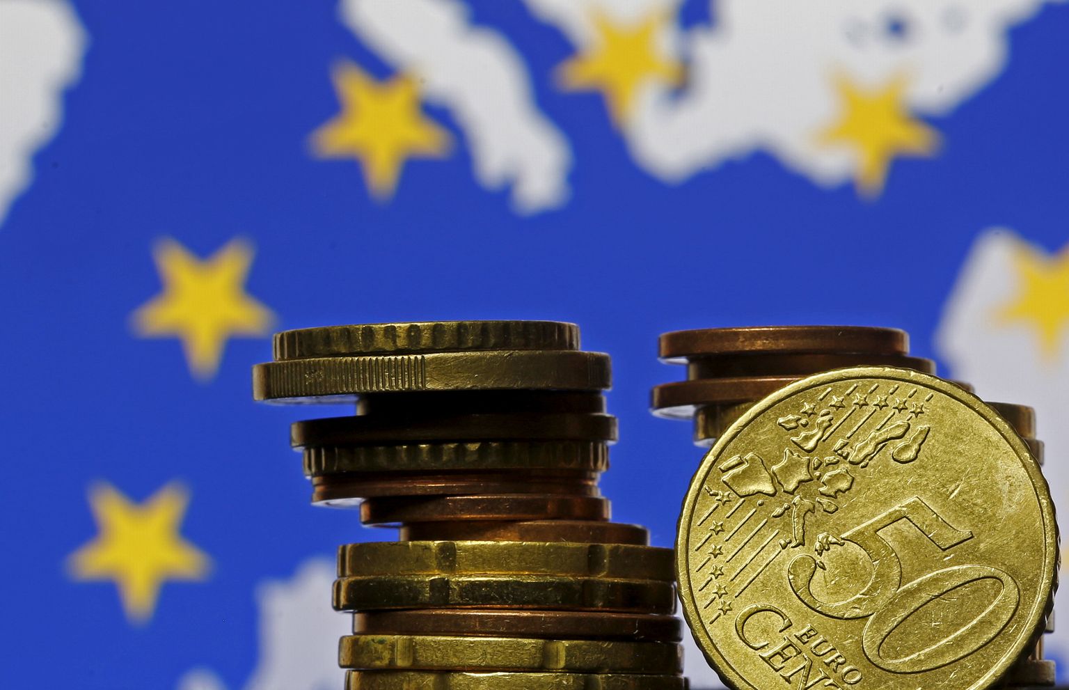 Euromündid, taustal Euroopa Liidu lipp.