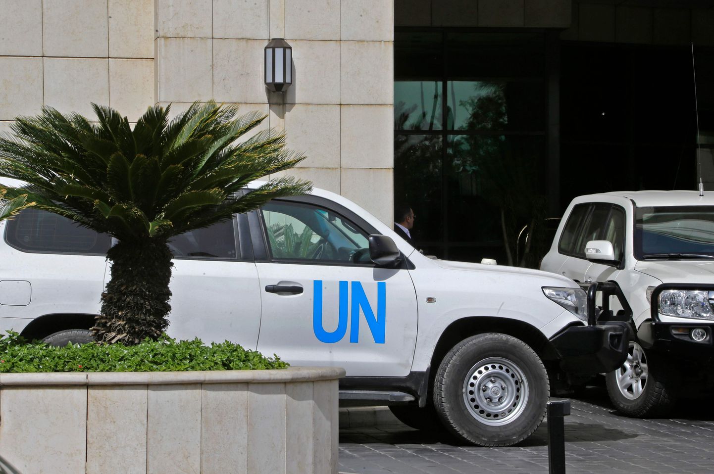 ÜRO sõidukid Süüria pealinnas Damaskuses hotelli ees, kus peatuvad OPCW eksperdid.