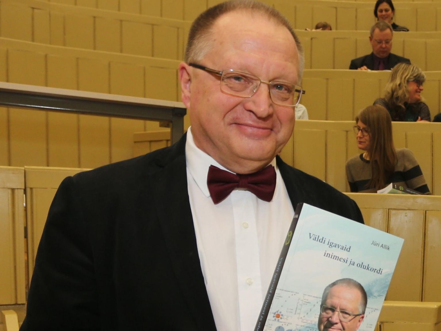 Akadeemik Jüri Allik tunamullu oma raamatu «Väldi igavaid inimesi ja olukordi» esitlusel.