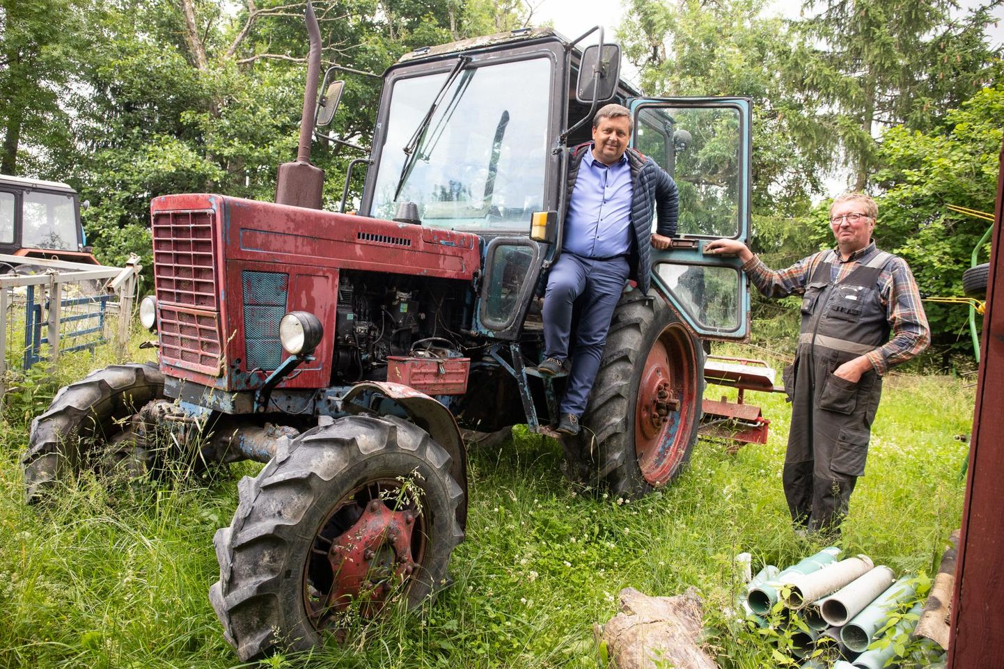 Maido Nõlvak (traktoris) andis koostööleppele allkirja Rakvere valla esindajana. 