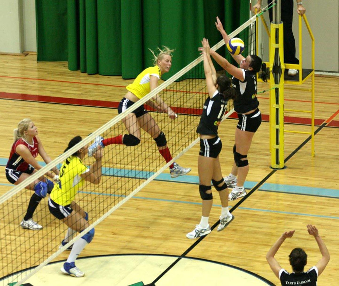 Viljandis peetakse Eesti naiste võrkpallimeistrivõistluste kolmas finaalmäng.