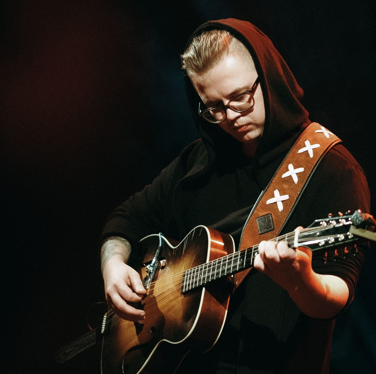 Kristjan Kuusmik on 16 aastat mänginud mandoliini, aga Mandoterroris keevitab ta kitarri ja laulab.