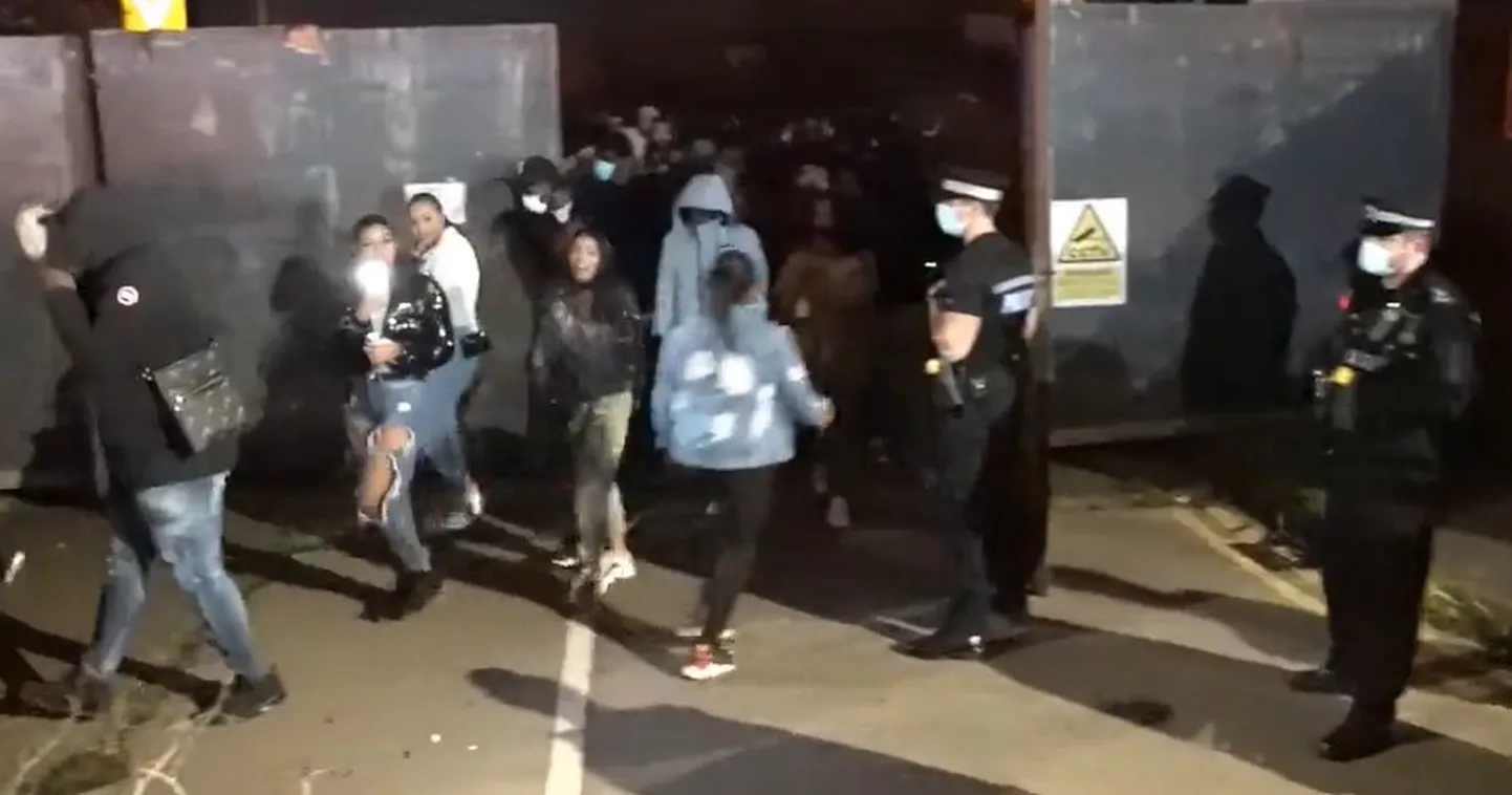 Briti politsei lasi hangaaris pidutsenud sadadel noortel minna.
