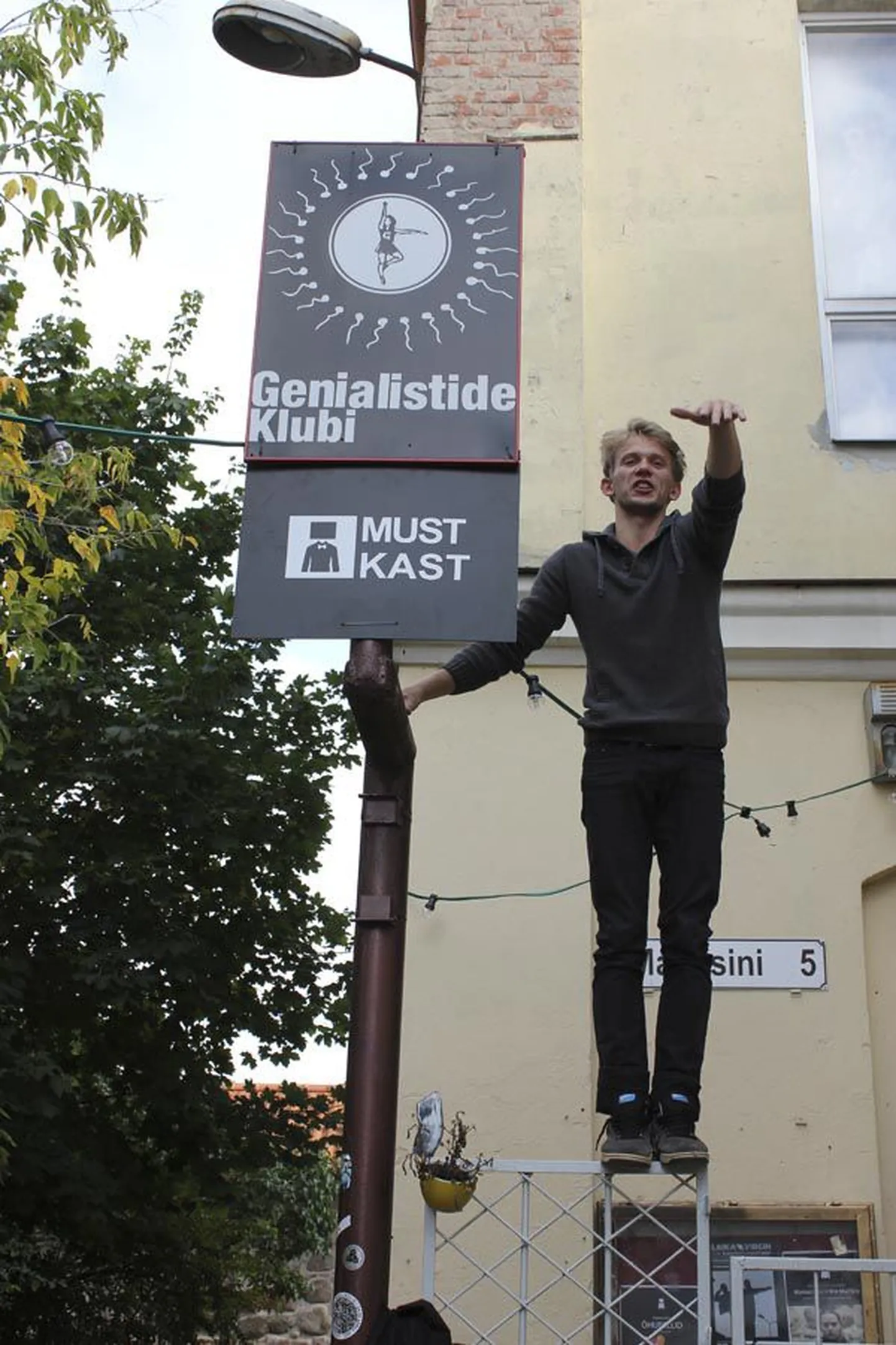 Genialistide klubi sildi alt uuelt sildilt eemaldas musta katte teatri Must Kast näitleja Silver Kaljula.