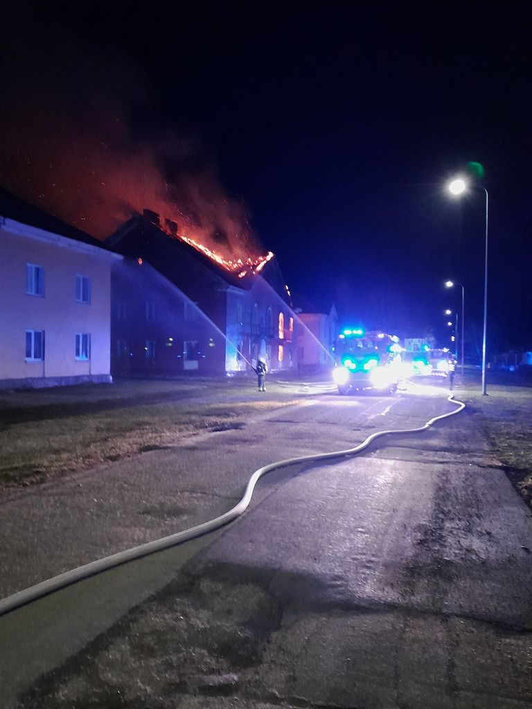 Пожар в заброшенном здании.