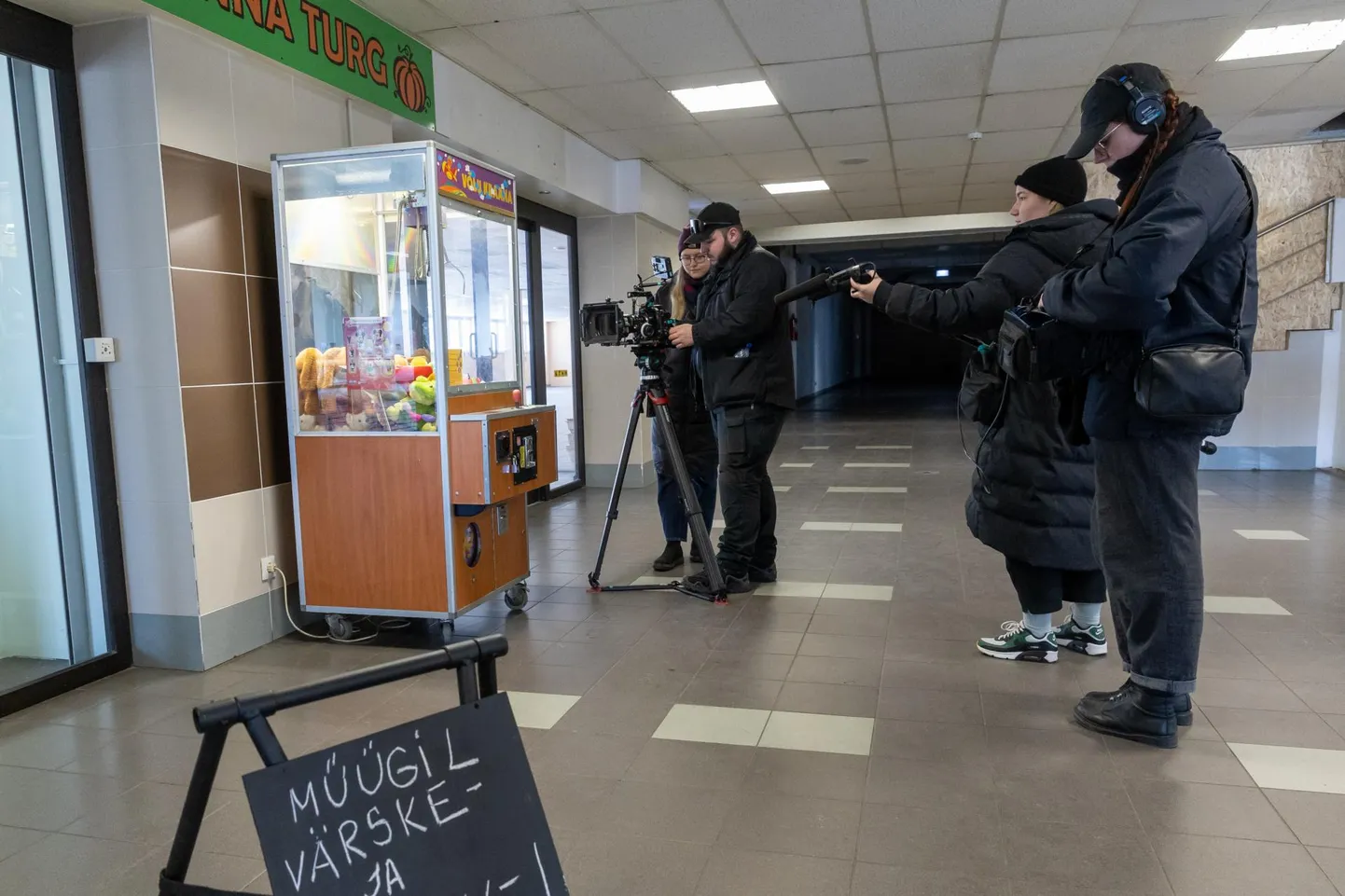 BFM-i kolmanda kursuse üliõpilane Margareth Villers (vasakul) teeb koos kursusekaaslaste Tõnu Tamme, Anett Õunpuu ja Viivika Vassariga dokumentaalfilmi Tsentrumist.