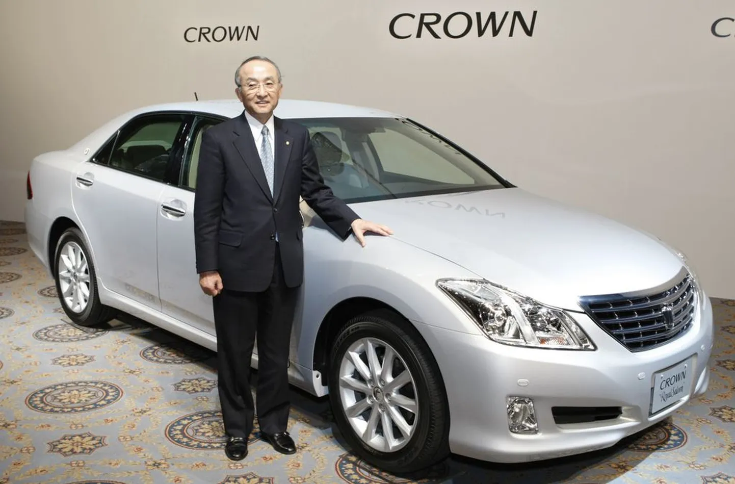 Toyota president Katsuaki Watanabe uuendatud Crowni mudeli esitlusel Tokyos selle aasta veebruaris.