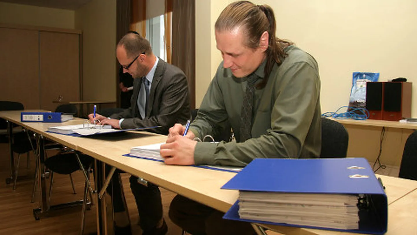 Novembrikuus kirjutasid Järve Biopuhastuse juhatuse liige Vladislav Petuhhov (paremal) ja AS Nordeconi esindaja Avo Ambur alla lepingule Kiviõli vee- ja kanalisatsioonisüsteemide rekonstrueerimise esimese etapi tööde alustamiseks, mis automaatselt tähendas ka rahalisi kohustusi Kiviõli senisele vee-ettevõttele. Viimane aga keeldub omaosaluse maksmisest.