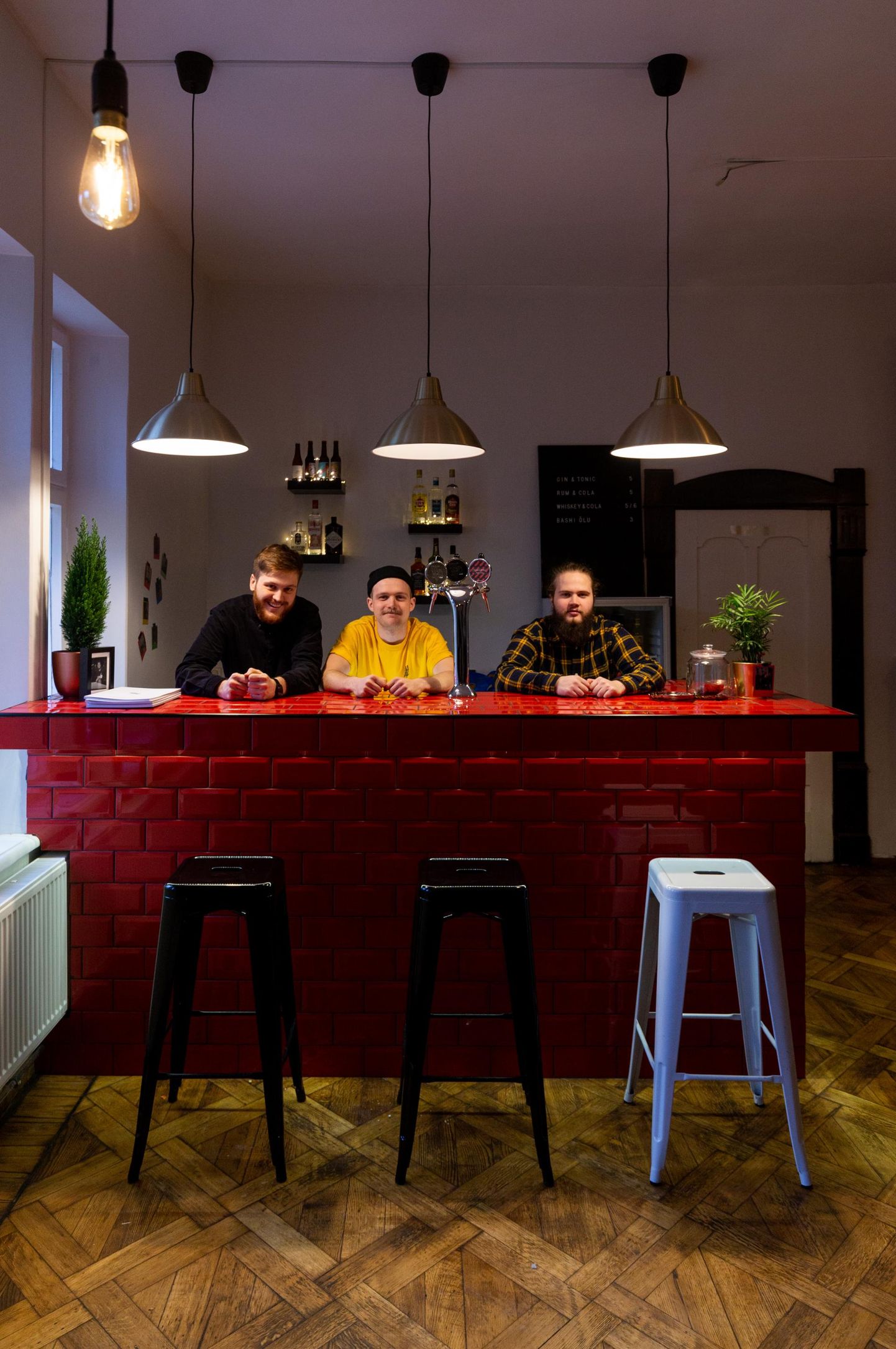 Aasta tagasi avas VLND nädalalõppudeks Viljandi vanalinnas baari, mida nimetatakse VLND Villaks. Pildil Kris Süld (vasakult), Oskar Berggren ja Kristo Leemet.