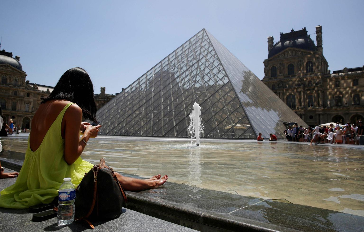 Päevitaja eile Pariisis Louvre’i muuseumi juures suvekuumust nautimas.