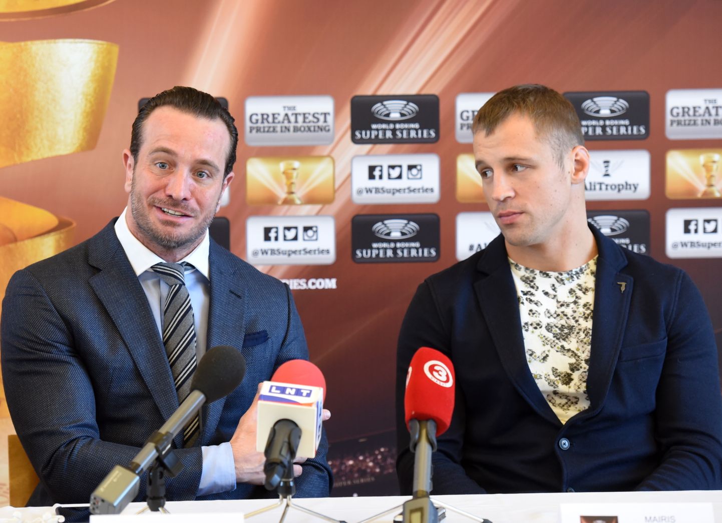 Pasaules boksa supersērijas izveidotājs Kalle Zauerlands (no kreisās) un bokseris Mairis Briedis piedalās preses konferencē, kurā informē par nākamo cīņu.