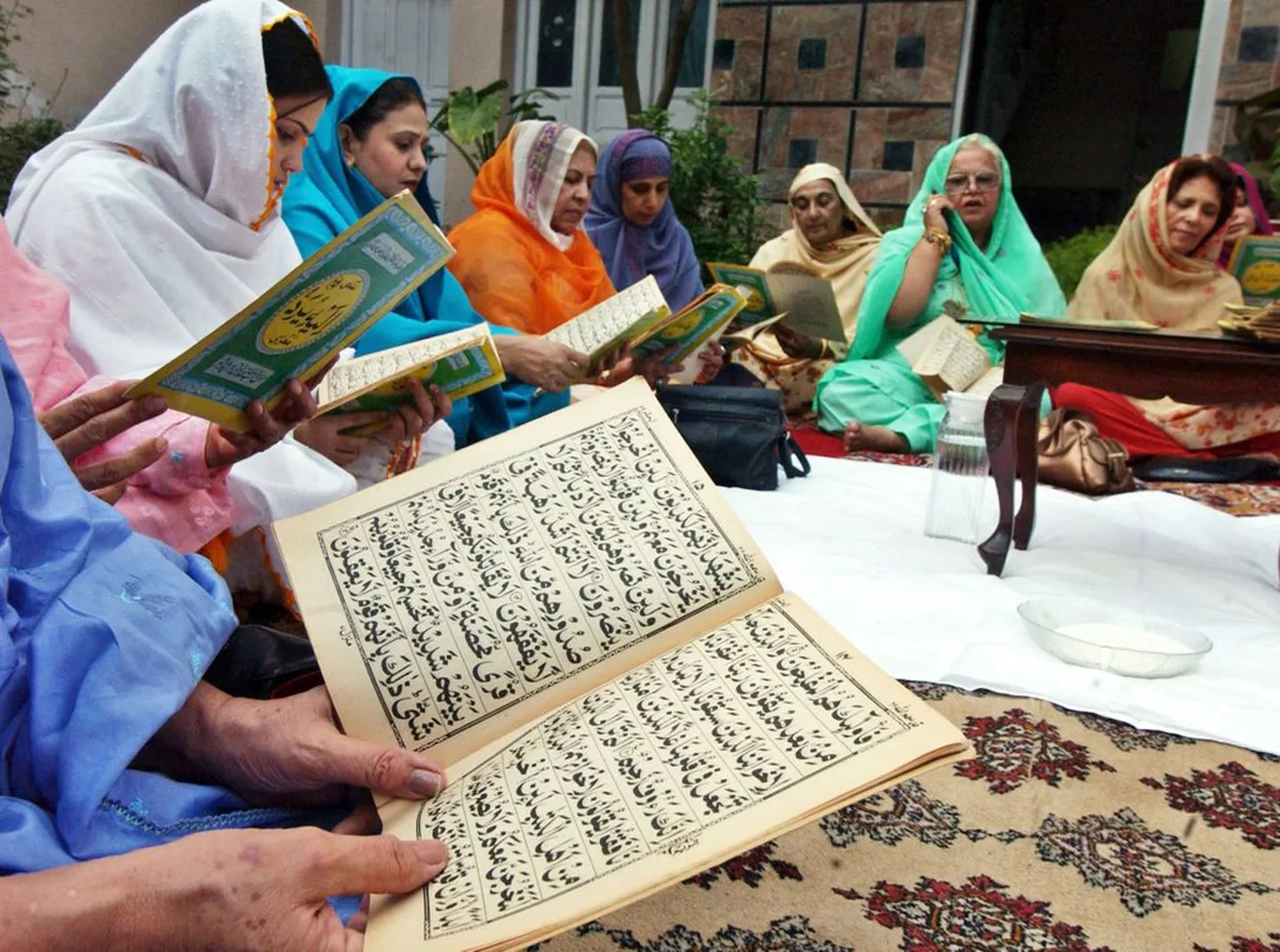 Pakistani naised koraani lugemas.