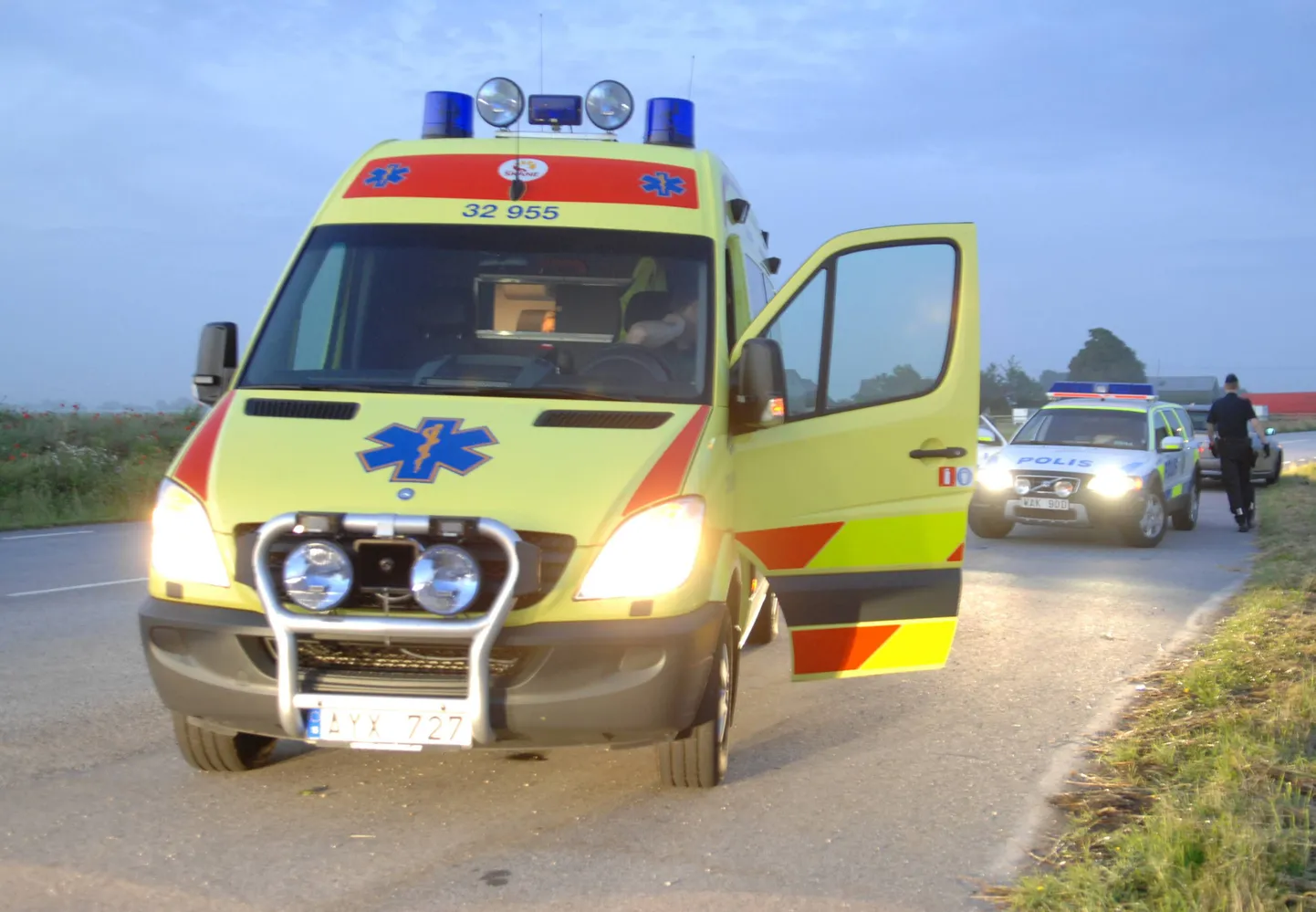 Kiirabi- ja politseiautod Rootsis.