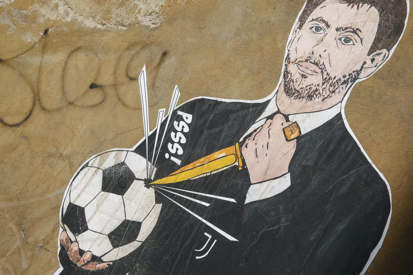Rooma tänavakunstnik Laika MCMLIV joonistas ühe maja seinale ilmeka pildi läbikukkunud revolutsionäärist, Torino Juventuse presidendist Andrea Agnellist.