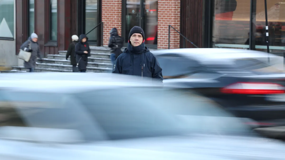 Autod ja inimesed tuhisevad üksteisest pidevalt mööda, kuid üksteisega puututakse kokku aina vähem. Tiit Tammaru leiab, et üks suur probleem tänases maailmas on kiire linnastumisega seotud ruumilise ebavõrdsuse kasv ehk segregatsioon.