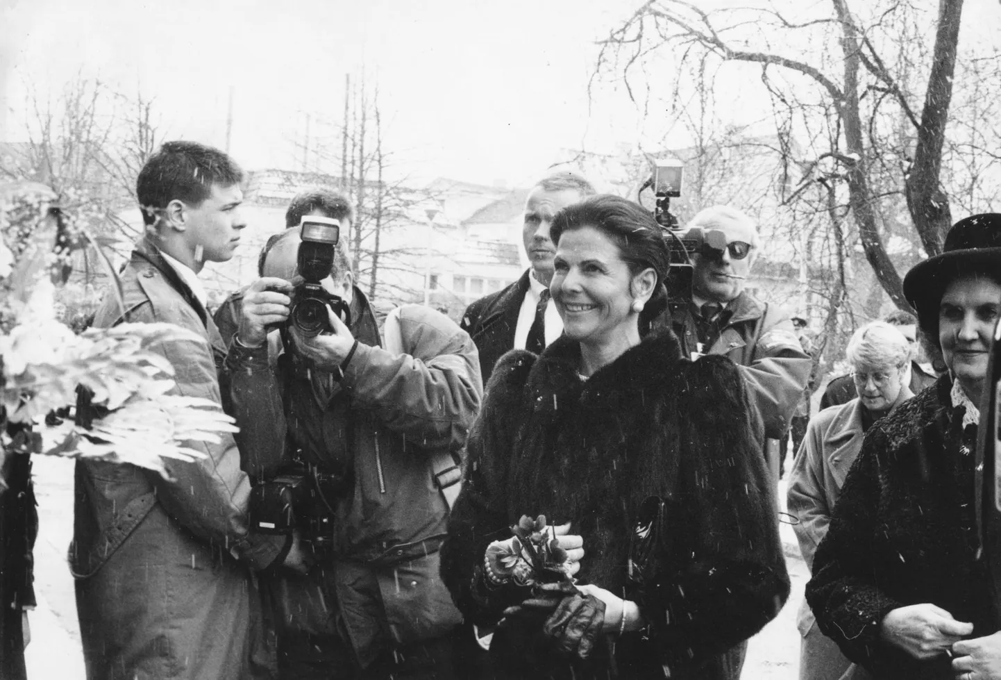 Kuninganna Silvia selja taga jäädvustas pidulikku sündmust suitsetav kaameramees. Paremal muhelev Ingrid Rüütel.