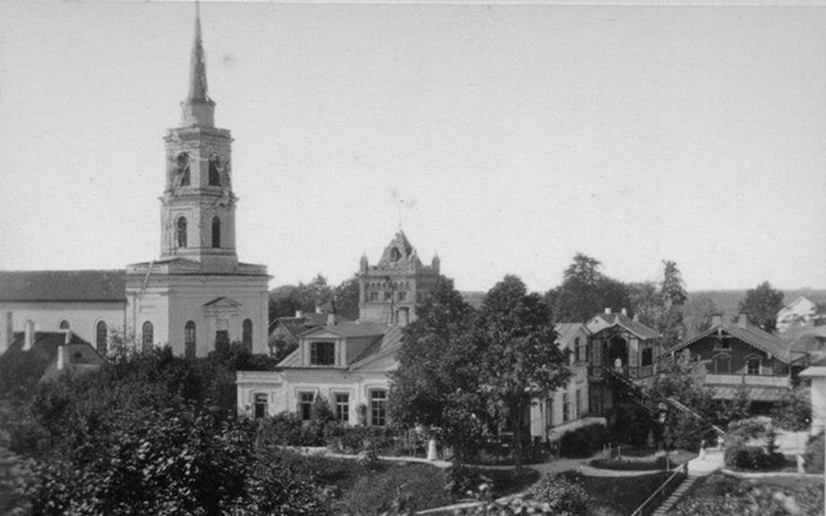 Aasta 1875. Vaade Maarja kirikule Toomemäelt vana anatoomikumi juurest. Pühakoda sai Teise maailmasõja ajal 1941. aastal kannatada.