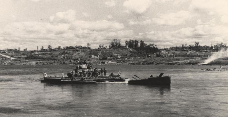 Punaarmee vedas tanke üle Narva jõe parvel.