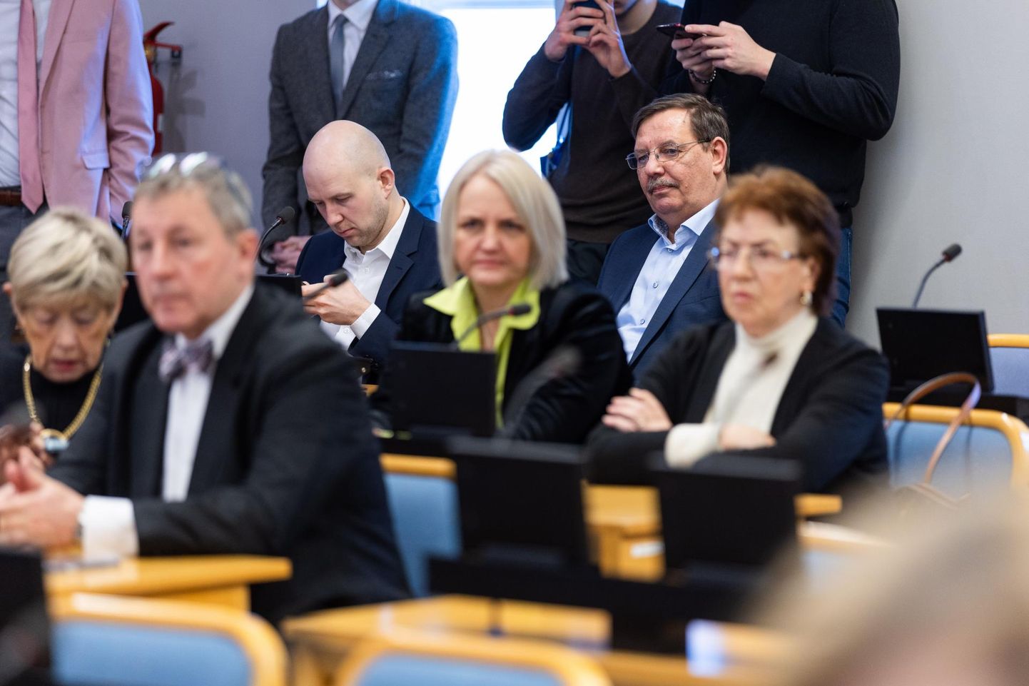 Tallinna linnavolikogu erakorraline istung
23. märtsil, kus avaldati umbusaldust linnapeale. Tagumises reas vasakult Tõnis Mölder ja Taavi Aas.