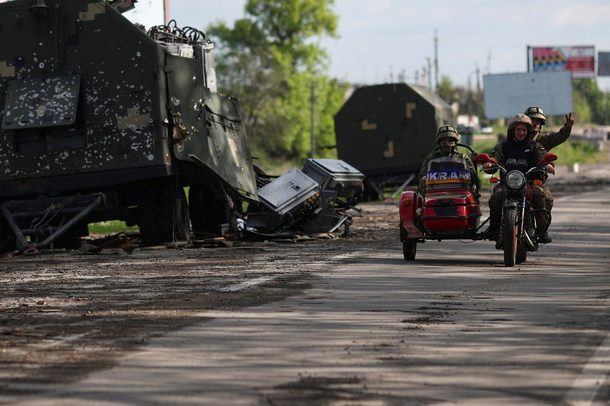Ukraina sõdurid mootorrattal Harkivi lähistel.