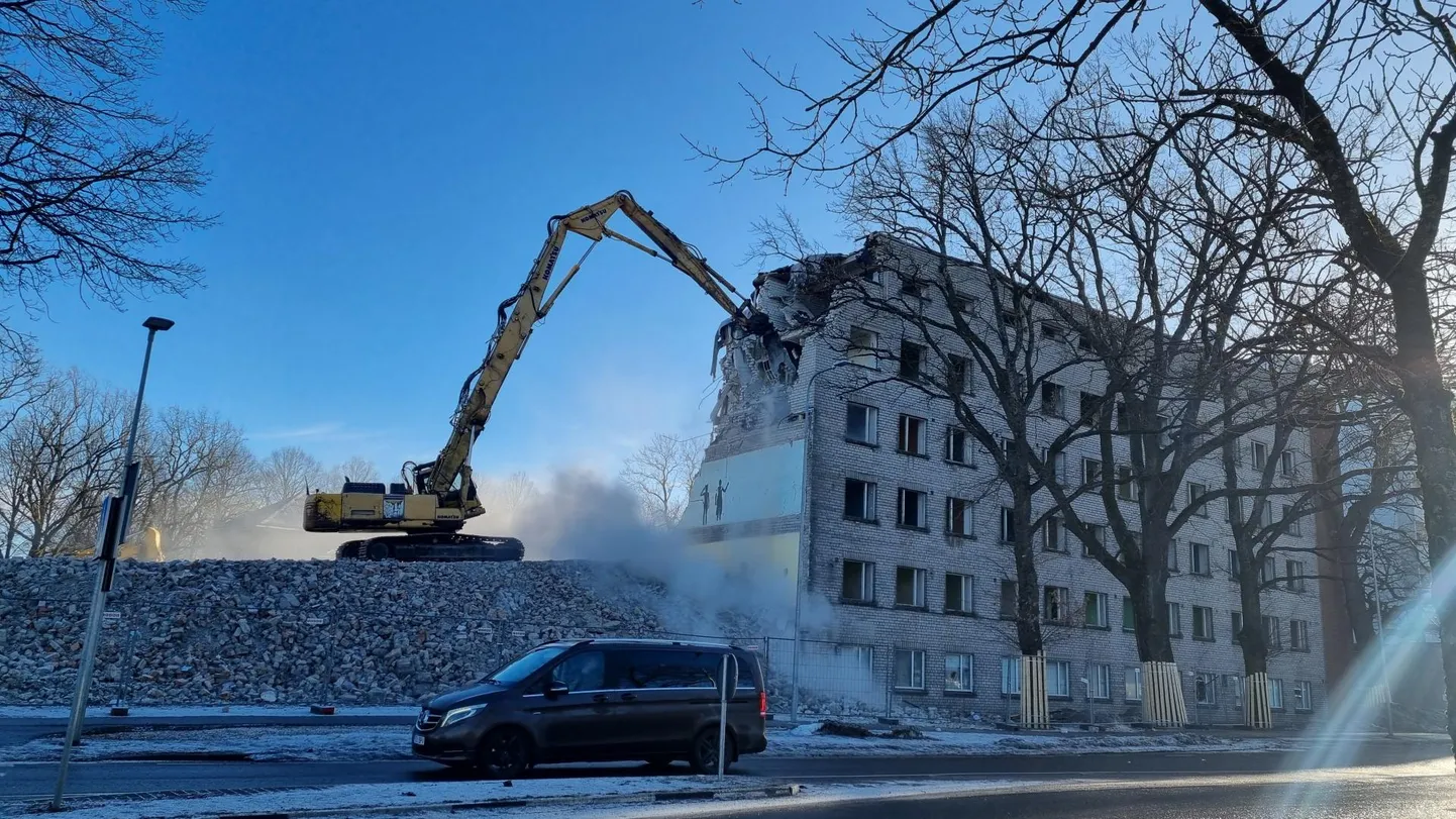 Lammutuskopp haukas usinalt ühiselamu kõrgeid seinu.