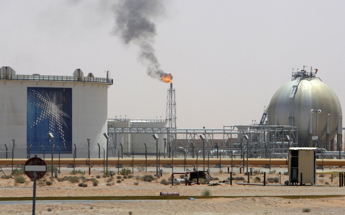 Khuraisi naftaväli Saudi Araabias. Saudid on otsustanud pumbad endise hooga käigus hoida, ükskõik milline nafta hind siis ka parasjagu poleks.