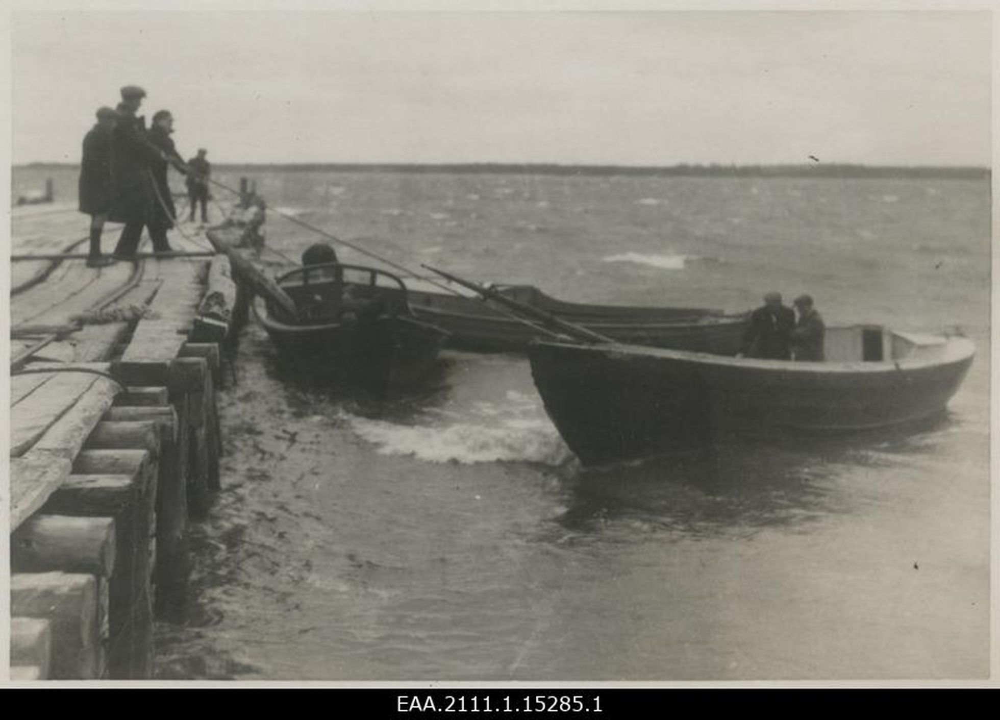 Tormiga kuivale jäänud mootorpaadid Kunda sadamas 1930ndatel