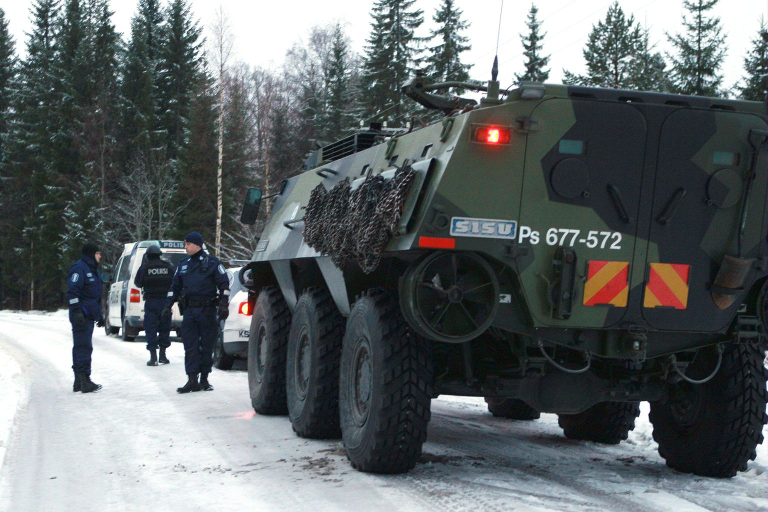 Soome sõjaväe soomuk ja politseiautod eile Jyväskylä lähistel Kuohu külas.