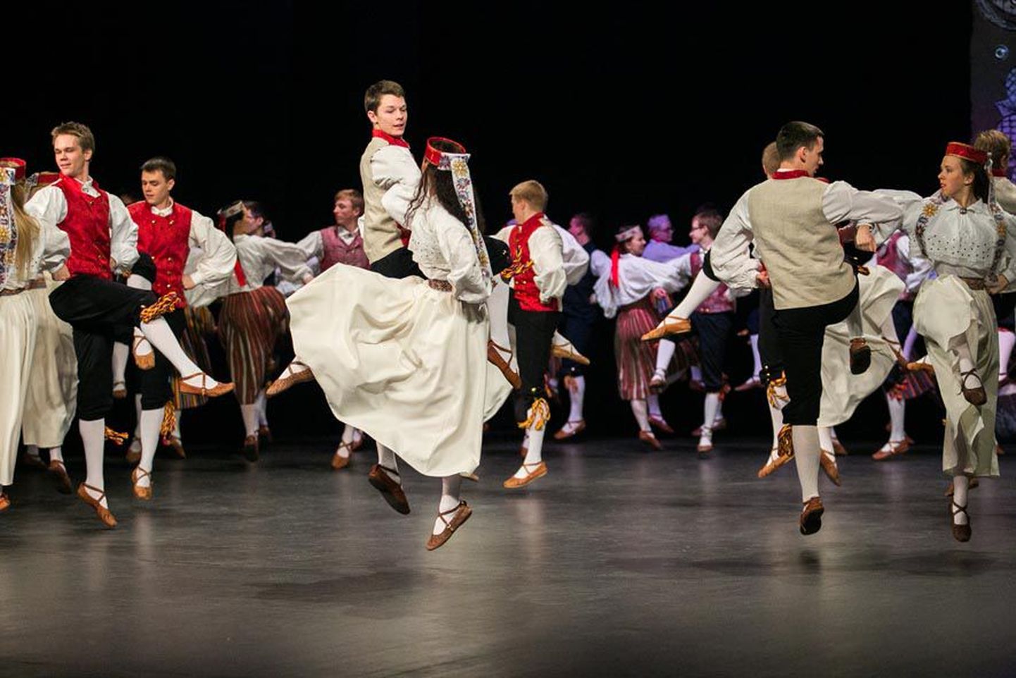 Tänaõhtusel kontserdil astub viie rühma seas Paide kultuurikeskuses üles ka Paide ühisgümnaasiumi vilistlasrühm, kellele see on viimane esinemine. Pildil tantsivad nad kultuurikeskuses Eesti Vabariigi 96. aastapäeva kontsertaktusel.