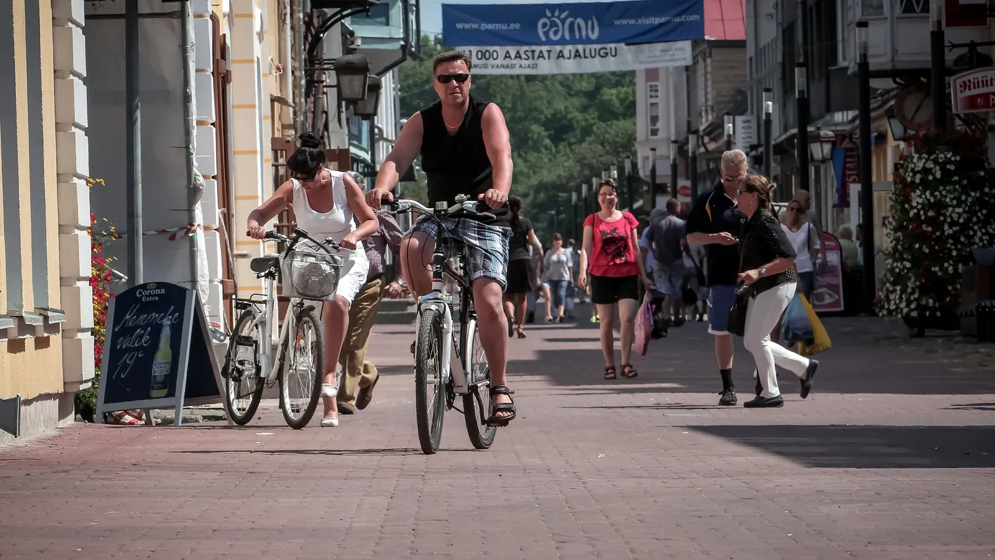 Pärnu linnavalitsus plaanib lähiajal Rüütli tänaval liiklust reguleerivaid märke muuta nii, et enam poleks ei jalakäijatel ega politseilgi põhjust seal aastaid liiklusseadust eiranud jalgratturitele tutti karata.